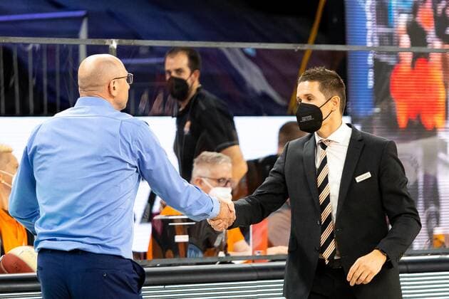 Ratiopharm Ulm gewinnt gegen EWE Baskets Oldenburg mit 70:66 Mladen Drijencic (EWE Baskets Oldenburg Head Coach), Jaka Lakovic (Ratiopharm Ulm Trainer) Ratiopharm Ulm vs. EWE Baskets Oldenburg, Playoffs Spiel 3, Viertelfinale, Saison 2020 21, 24.05.2021 Ratiopharm Ulm vs. EWE Baskets Oldenburg, Playoffs Spiel 3, Viertelfinale Neu-Ulm Copyright: xEibner-Pressefoto RogerxBuerkex EP_EER