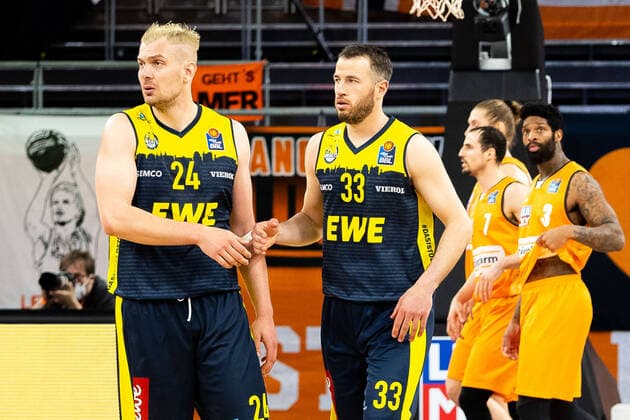 Ratiopharm Ulm gewinnt gegen EWE Baskets Oldenburg mit 70:66 Rasid Mahalbasic (EWE Baskets Oldenburg 24), Philipp Schwethelm (EWE Baskets Oldenburg 33) Ratiopharm Ulm vs. EWE Baskets Oldenburg, Playoffs Spiel 3, Viertelfinale, Saison 2020 21, 24.05.2021 Ratiopharm Ulm vs. EWE Baskets Oldenburg, Playoffs Spiel 3, Viertelfinale Neu-Ulm Copyright: xEibner-Pressefoto RogerxBuerkex EP_EER