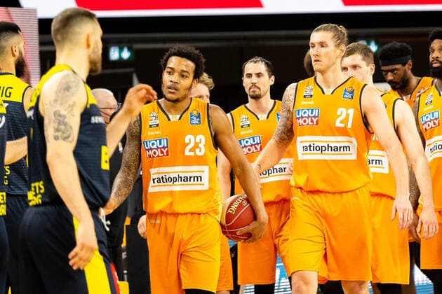 Ratiopharm Ulm gewinnt gegen EWE Baskets Oldenburg mit 70:66 Troy Caupain (Ratiopharm Ulm 23), Dylan Osetkowski (Ratiopharm Ulm 21) Ratiopharm Ulm vs. EWE Baskets Oldenburg, Playoffs Spiel 3, Viertelfinale, Saison 2020 21, 24.05.2021 Ratiopharm Ulm vs. EWE Baskets Oldenburg, Playoffs Spiel 3, Viertelfinale Neu-Ulm Copyright: xEibner-Pressefoto RogerxBuerkex EP_EER