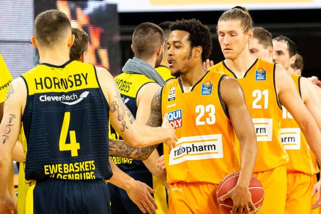 Ratiopharm Ulm gewinnt gegen EWE Baskets Oldenburg mit 70:66 Troy Caupain (Ratiopharm Ulm 23), Dylan Osetkowski (Ratiopharm Ulm 21) Ratiopharm Ulm vs. EWE Baskets Oldenburg, Playoffs Spiel 3, Viertelfinale, Saison 2020 21, 24.05.2021 Ratiopharm Ulm vs. EWE Baskets Oldenburg, Playoffs Spiel 3, Viertelfinale Neu-Ulm Copyright: xEibner-Pressefoto RogerxBuerkex EP_EER