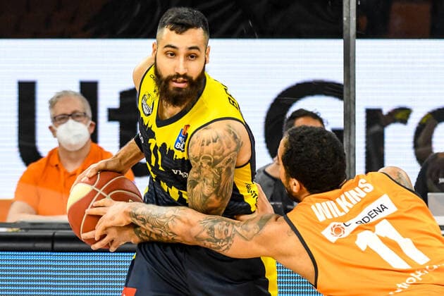 GER, BBL, Play-offs, ratiopharm ulm vs EWE Baskets Oldenburg 24.05.2021, ratiopharm arena, Neu-Ulm, GER, BBL, Play-offs, ratiopharm ulm vs EWE Baskets Oldenburg, im Bild Martin Breunig (Oldenburg, 12), Isaiah Wilkins (Ulm, 11) streckt sich nach dem Ball