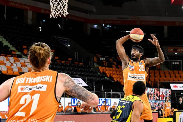 GER, BBL, Play-offs, ratiopharm ulm vs EWE Baskets Oldenburg 24.05.2021, ratiopharm arena, Neu-Ulm, GER, BBL, Play-offs, ratiopharm ulm vs EWE Baskets Oldenburg, im Bild Aric Holman (Ulm, 35) hat den Korb fest im Blick und punktet, Dylan Osetkowski (Ulm, 21) und Phil Pressey (Oldenburg, 25) als Zuschauer