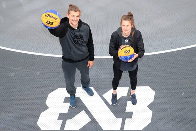 Sport Bilder des Tages BASKETBALL - FIBA 3x3 Olympic Qualifying GRAZ,AUSTRIA,25.MAY.21 - BASKETBALL - FIBA 3x3 Olympic Qualifying, preview, press conference, PK, Pressekonferenz Image shows Moritz Lanegger and Camilla Neumann (AUT).  GEPAxpictures xMarioxBuehner