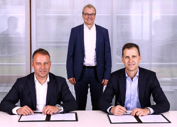 Sport Bilder des Tages FLICK Hans Dieter wird neuer Bundestrainer beim DFB Gemeinsam mit Peter Peters 1. DFB -Vizepraesident und Oliver Bierhoff DFB-Direktor Nationalmannschaften unterschrieb Flick seinen Vertrag als neuer Bundestrainer. 25.Mai 2021 in der DFB Zentrale in Frankfurt