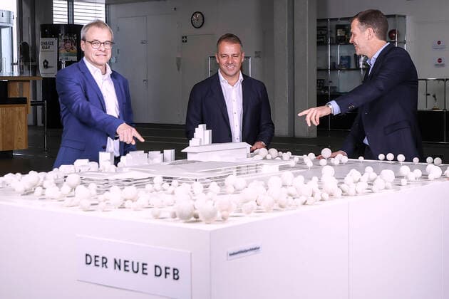 Bilder des Jahres 2021, Sport 05 Mai Sport Themen der Woche KW21 Sport Bilder des Tages FLICK Hans Dieter wird neuer Bundestrainer beim DFB Gemeinsam mit Peter Peters 1. DFB -Vizepraesident und Oliver Bierhoff DFB-Direktor Nationalmannschaften unterschrieb Flick seinen Vertrag als neuer Bundestrainer. 25.Mai 2021 in der DFB Zentrale in Frankfurt *** FLICK Hans Dieter to be new national coach at DFB Together with Peter Peters 1 DFB Vice President and Oliver Bierhoff DFB Director National Teams Flick signed his contract as new national coach 25 May 2021 at DFB headquarters in Frankfurt