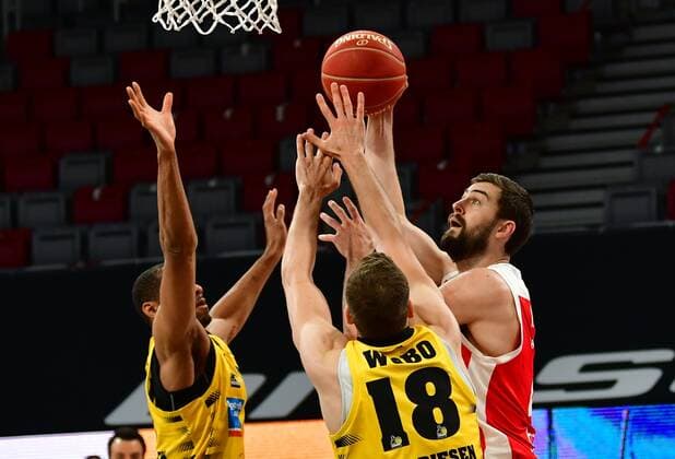 BAMBERG 25.05.2021 --- Basketball ---- easycredit 1. Basketball Bundesliga ---- 4. Playoff-Viertelfinalspiel: Brose Bamberg vs MHP Riesen Ludwigsburg --- David Kravish (45, Brose Bamberg) wirft gegen Jonas Wohlfarth-Bottermann (18, MHP Riesen Ludwigsburg) und Tremmell Darden (21, MHP Riesen Ludwigsburg) --- Foto: Hans-Martin Issler isslerimages ---- Brose Bamberg vs MHP Riesen Ludwigsburg