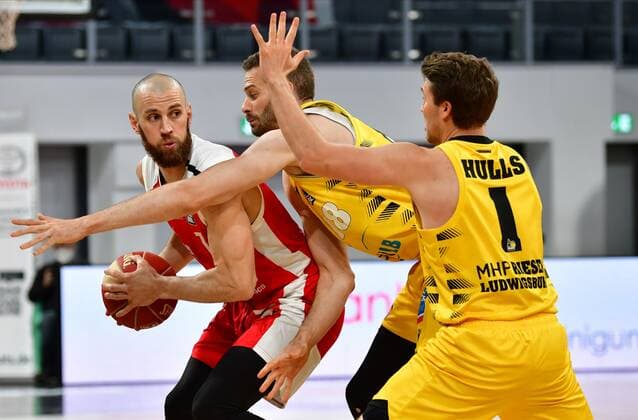 BAMBERG 25.05.2021 --- Basketball ---- easycredit 1. Basketball Bundesliga ---- 4. Playoff-Viertelfinalspiel: Brose Bamberg vs MHP Riesen Ludwigsburg --- Jonas Wohlfarth-Bottermann (18, MHP Riesen Ludwigsburg) und Jordan Hulls (1, MHP Riesen Ludwigsburg) verteidigen gegen Alex Ruoff (7, Brose Bamberg) --- Foto: Hans-Martin Issler isslerimages ---- Brose Bamberg vs MHP Riesen Ludwigsburg