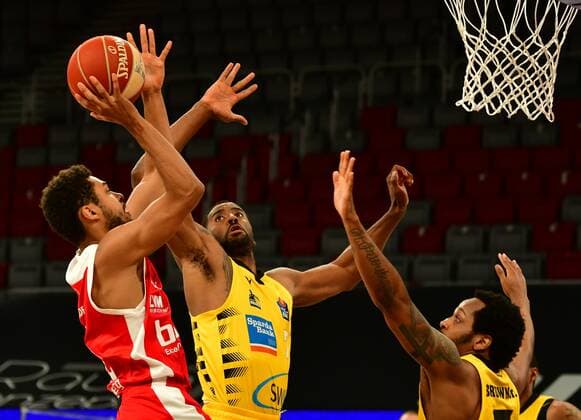 BAMBERG 25.05.2021 --- Basketball ---- easycredit 1. Basketball Bundesliga ---- 4. Playoff-Viertelfinalspiel: Brose Bamberg vs MHP Riesen Ludwigsburg --- Kenneth Ogbe (25, Brose Bamberg) wirft gegen Jamel McLean (7, MHP Riesen Ludwigsburg) und Barry Brown Jr. (5, MHP Riesen Ludwigsburg) --- Foto: Hans-Martin Issler isslerimages ---- Brose Bamberg vs MHP Riesen Ludwigsburg