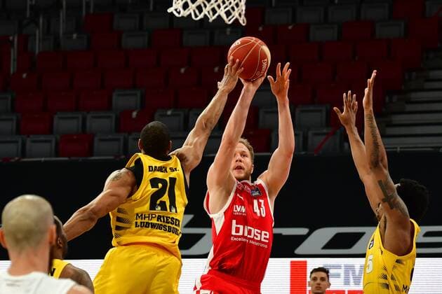 BAMBERG 25.05.2021 --- Basketball ---- easycredit 1. Basketball Bundesliga ---- 4. Playoff-Viertelfinalspiel: Brose Bamberg vs MHP Riesen Ludwigsburg --- Christian Sengfelder (43, Brose Bamberg) wirft gegen Barry Brown Jr. (5, MHP Riesen Ludwigsburg) und Tremmell Darden (21, MHP Riesen Ludwigsburg) --- Foto: Hans-Martin Issler isslerimages ---- Brose Bamberg vs MHP Riesen Ludwigsburg