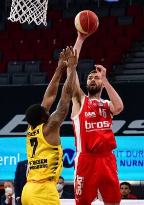 BAMBERG 25.05.2021 --- Basketball ---- easycredit 1. Basketball Bundesliga ---- 4. Playoff-Viertelfinalspiel: Brose Bamberg vs MHP Riesen Ludwigsburg --- David Kravish (45, Brose Bamberg) wirft gegen Jamel McLean (7, MHP Riesen Ludwigsburg) --- Foto: Hans-Martin Issler isslerimages ---- Brose Bamberg vs MHP Riesen Ludwigsburg