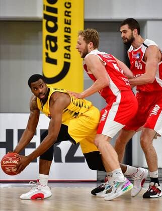 BAMBERG 25.05.2021 --- Basketball ---- easycredit 1. Basketball Bundesliga ---- 4. Playoff-Viertelfinalspiel: Brose Bamberg vs MHP Riesen Ludwigsburg --- David Kravish (45, Brose Bamberg) und Christian Sengfelder (43, Brose Bamberg) verteidigen gegen Jamel McLean (7, MHP Riesen Ludwigsburg) --- Foto: Hans-Martin Issler isslerimages ---- Brose Bamberg vs MHP Riesen Ludwigsburg