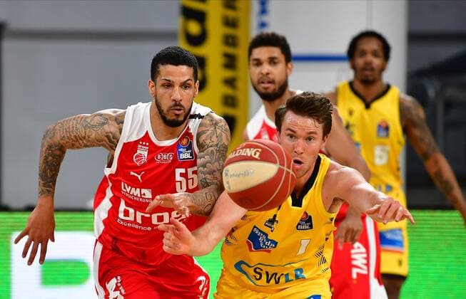 BAMBERG 25.05.2021 --- Basketball ---- easycredit 1. Basketball Bundesliga ---- 4. Playoff-Viertelfinalspiel: Brose Bamberg vs MHP Riesen Ludwigsburg --- Jordan Hulls (1, MHP Riesen Ludwigsburg) und Tyler Larson (55, Brose Bamberg) kämpfen um den Ball --- Foto: Hans-Martin Issler isslerimages ---- Brose Bamberg vs MHP Riesen Ludwigsburg