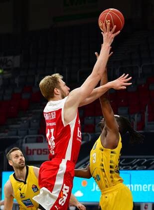 BAMBERG 25.05.2021 --- Basketball ---- easycredit 1. Basketball Bundesliga ---- 4. Playoff-Viertelfinalspiel: Brose Bamberg vs MHP Riesen Ludwigsburg --- Christian Sengfelder (43, Brose Bamberg) wirft gegen Jaleen Smith (3, MHP Riesen Ludwigsburg) --- Foto: Hans-Martin Issler isslerimages ---- Brose Bamberg vs MHP Riesen Ludwigsburg