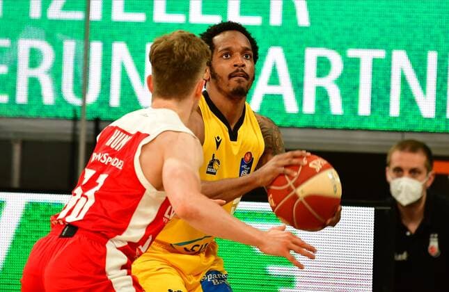 BAMBERG 25.05.2021 --- Basketball ---- easycredit 1. Basketball Bundesliga ---- 4. Playoff-Viertelfinalspiel: Brose Bamberg vs MHP Riesen Ludwigsburg --- Barry Brown Jr. (5, MHP Riesen Ludwigsburg) setzt zum Wurf an gegen Bennet Hundt (33, Brose Bamberg) --- Foto: Hans-Martin Issler isslerimages ---- Brose Bamberg vs MHP Riesen Ludwigsburg