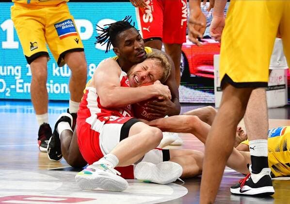 Sport Themen der Woche KW21 Sport Bilder des Tages BAMBERG 25.05.2021 --- Basketball ---- easycredit 1. Basketball Bundesliga ---- 4. Playoff-Viertelfinalspiel: Brose Bamberg vs MHP Riesen Ludwigsburg --- Jaleen Smith (3, MHP Riesen Ludwigsburg) und Christian Sengfelder (43, Brose Bamberg) kämpfen um den Ball --- Foto: Hans-Martin Issler isslerimages ---- Brose Bamberg vs MHP Riesen Ludwigsburg