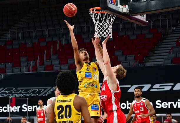 BAMBERG 25.05.2021 --- Basketball ---- easycredit 1. Basketball Bundesliga ---- 4. Playoff-Viertelfinalspiel: Brose Bamberg vs MHP Riesen Ludwigsburg --- Oscar da Silva (30, MHP Riesen Ludwigsburg) wirft gegen Christian Sengfelder (43, Brose Bamberg) --- Foto: Hans-Martin Issler isslerimages ---- Brose Bamberg vs MHP Riesen Ludwigsburg