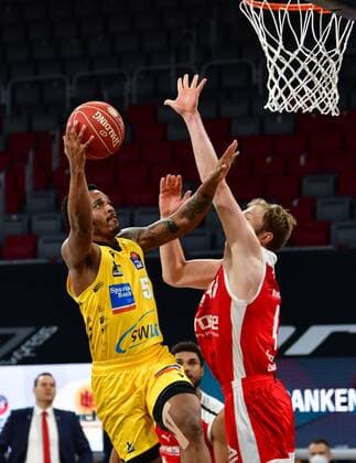 BAMBERG 25.05.2021 --- Basketball ---- easycredit 1. Basketball Bundesliga ---- 4. Playoff-Viertelfinalspiel: Brose Bamberg vs MHP Riesen Ludwigsburg --- Barry Brown Jr. (5, MHP Riesen Ludwigsburg) wirft gegen Christian Sengfelder (43, Brose Bamberg) --- Foto: Hans-Martin Issler isslerimages ---- Brose Bamberg vs MHP Riesen Ludwigsburg