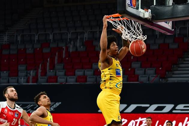 BAMBERG 25.05.2021 --- Basketball ---- easycredit 1. Basketball Bundesliga ---- 4. Playoff-Viertelfinalspiel: Brose Bamberg vs MHP Riesen Ludwigsburg --- Desi Rodriguez (20, MHP Riesen Ludwigsburg) mit Dunk gegen Chase Fieler (20, Brose Bamberg) --- Foto: Hans-Martin Issler isslerimages ---- Brose Bamberg vs MHP Riesen Ludwigsburg