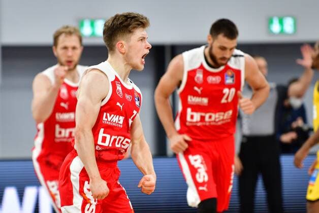 BAMBERG 25.05.2021 --- Basketball ---- easycredit 1. Basketball Bundesliga ---- 4. Playoff-Viertelfinalspiel: Brose Bamberg vs MHP Riesen Ludwigsburg --- Bennet Hundt (33, Brose Bamberg) bejubelt erfolgreichen Dreier --- Foto: Hans-Martin Issler isslerimages ---- Brose Bamberg vs MHP Riesen Ludwigsburg