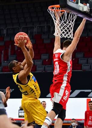 BAMBERG 25.05.2021 --- Basketball ---- easycredit 1. Basketball Bundesliga ---- 4. Playoff-Viertelfinalspiel: Brose Bamberg vs MHP Riesen Ludwigsburg --- Tremmell Darden (21, MHP Riesen Ludwigsburg) wirft gegen Chase Fieler (20, Brose Bamberg) --- Foto: Hans-Martin Issler isslerimages ---- Brose Bamberg vs MHP Riesen Ludwigsburg