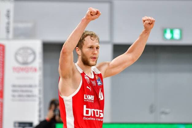 BAMBERG 25.05.2021 --- Basketball ---- easycredit 1. Basketball Bundesliga ---- 4. Playoff-Viertelfinalspiel: Brose Bamberg vs MHP Riesen Ludwigsburg --- Christian Sengfelder (43, Brose Bamberg) zeigt Fäuste nach oben nach Sieg gegen Ludwigsburg. --- Foto: Hans-Martin Issler isslerimages ---- Brose Bamberg vs MHP Riesen Ludwigsburg