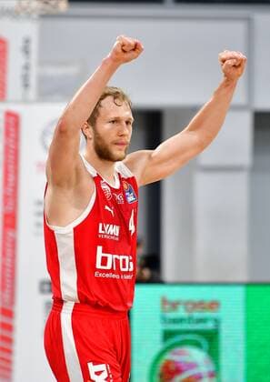 BAMBERG 25.05.2021 --- Basketball ---- easycredit 1. Basketball Bundesliga ---- 4. Playoff-Viertelfinalspiel: Brose Bamberg vs MHP Riesen Ludwigsburg --- Christian Sengfelder (43, Brose Bamberg) zeigt Fäuste nach oben nach Sieg gegen Ludwigsburg. --- Foto: Hans-Martin Issler isslerimages ---- Brose Bamberg vs MHP Riesen Ludwigsburg