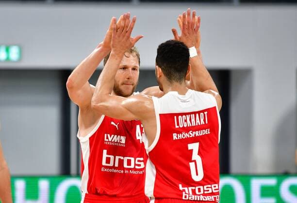 BAMBERG 25.05.2021 --- Basketball ---- easycredit 1. Basketball Bundesliga ---- 4. Playoff-Viertelfinalspiel: Brose Bamberg vs MHP Riesen Ludwigsburg --- Christian Sengfelder (43, Brose Bamberg) und Dominic Lockhart (3, Brose Bamberg) klatschen ab nach Sieg gegen Ludwigsburg --- Foto: Hans-Martin Issler isslerimages ---- Brose Bamberg vs MHP Riesen Ludwigsburg