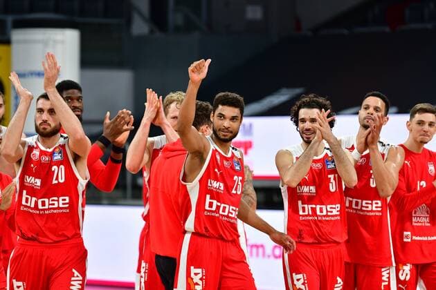 BAMBERG 25.05.2021 --- Basketball ---- easycredit 1. Basketball Bundesliga ---- 4. Playoff-Viertelfinalspiel: Brose Bamberg vs MHP Riesen Ludwigsburg --- Chase Fieler (20, Brose Bamberg), Kenneth Ogbe (25, Brose Bamberg), Michele Vitali (31, Brose Bamberg), Dominic Lockhart (3, Brose Bamberg) und Moritz Pleschner (12, Brose Bamberg) freuen sich über Sieg gegen Ludwigsburg. --- Foto: Hans-Martin Issler isslerimages ---- Brose Bamberg vs MHP Riesen Ludwigsburg