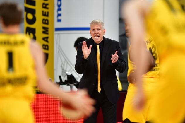 BAMBERG 25.05.2021 --- Basketball ---- easycredit 1. Basketball Bundesliga ---- 4. Playoff-Viertelfinalspiel: Brose Bamberg vs MHP Riesen Ludwigsburg --- John Patrick (Headcoach MHP Riesen Ludwigsburg) feuert sein Team an --- Foto: Hans-Martin Issler isslerimages ---- Brose Bamberg vs MHP Riesen Ludwigsburg