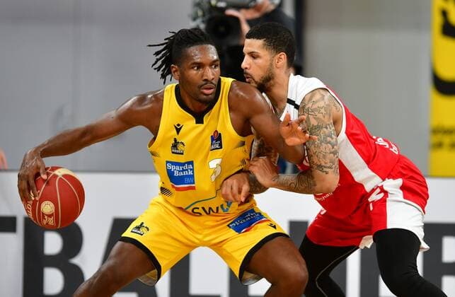 BAMBERG 25.05.2021 --- Basketball ---- easycredit 1. Basketball Bundesliga ---- 4. Playoff-Viertelfinalspiel: Brose Bamberg vs MHP Riesen Ludwigsburg --- Jaleen Smith (3, MHP Riesen Ludwigsburg) gegen Tyler Larson (55, Brose Bamberg) --- Foto: Hans-Martin Issler isslerimages ---- Brose Bamberg vs MHP Riesen Ludwigsburg