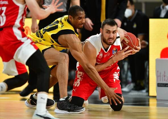 Sport Bilder des Tages BAMBERG 25.05.2021 --- Basketball ---- easycredit 1. Basketball Bundesliga ---- 4. Playoff-Viertelfinalspiel: Brose Bamberg vs MHP Riesen Ludwigsburg --- Chase Fieler (20, Brose Bamberg) verteidigt den Ball gegen Tremmell Darden (21, MHP Riesen Ludwigsburg) --- Foto: Hans-Martin Issler isslerimages ---- Brose Bamberg vs MHP Riesen Ludwigsburg