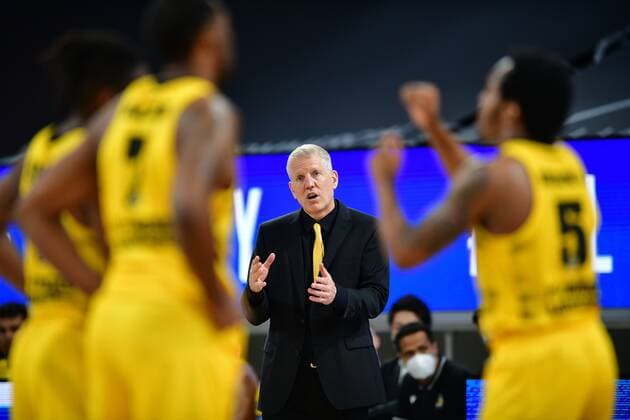 BAMBERG 25.05.2021 --- Basketball ---- easycredit 1. Basketball Bundesliga ---- 4. Playoff-Viertelfinalspiel: Brose Bamberg vs MHP Riesen Ludwigsburg --- John Patrick (Headcoach MHP Riesen Ludwigsburg) gibt Anweisung --- Foto: Hans-Martin Issler isslerimages ---- Brose Bamberg vs MHP Riesen Ludwigsburg