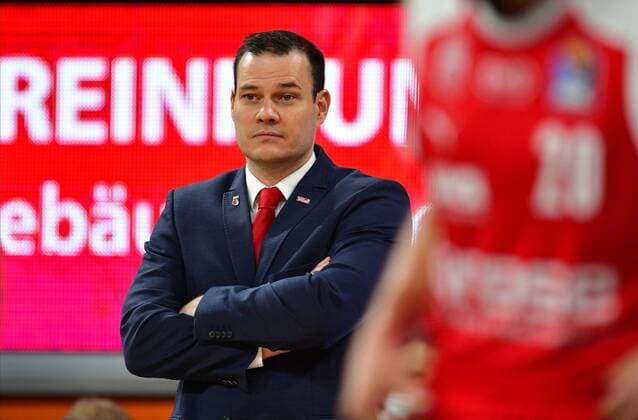 BAMBERG 25.05.2021 --- Basketball ---- easycredit 1. Basketball Bundesliga ---- 4. Playoff-Viertelfinalspiel: Brose Bamberg vs MHP Riesen Ludwigsburg --- Headcoach Johan Roijakkers (Brose Bamberg) beobachtet das Spiel --- Foto: Hans-Martin Issler isslerimages ---- Brose Bamberg vs MHP Riesen Ludwigsburg