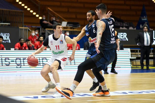 Vladimir Lucic (FC Bayern Muenchen Basketball) im Zweikampf mit Bogdan Radosavljevic (HAKRO Merlins Crailsheim), GER, HAKRO Merlins Crailsheim vs. FC Bayern Basketball, 25.05.2021, Play Off Viertelfinale Spiel 4, Basketball Bundesliga, Spielzeit 2020 2021. GER, HAKRO Merlins Crailsheim vs. FC Bayern Basketball, 25.05.2021, Play Off Viertelfinale Spiel 4, Basketball Bundesliga, Spielzeit 2020 2021 Crailsheim Copyright: xEibnerxPressefoto MichaelxMemmlerx EP_MMR