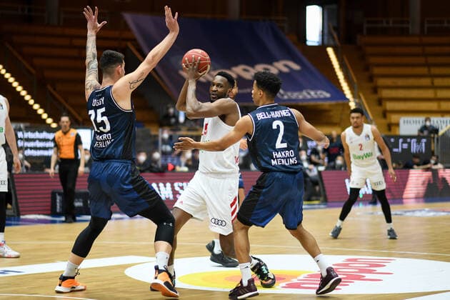 JaJuan Johnson (FC Bayern Muenchen Basketball) im Zweikampf mit Bogdan Radosavljevic (HAKRO Merlins Crailsheim) und Trae Bell-Haynes (HAKRO Merlins Crailsheim), GER, HAKRO Merlins Crailsheim vs. FC Bayern Basketball, 25.05.2021, Play Off Viertelfinale Spiel 4, Basketball Bundesliga, Spielzeit 2020 2021. GER, HAKRO Merlins Crailsheim vs. FC Bayern Basketball, 25.05.2021, Play Off Viertelfinale Spiel 4, Basketball Bundesliga, Spielzeit 2020 2021 Crailsheim Copyright: xEibnerxPressefoto MichaelxMemmlerx EP_MMR