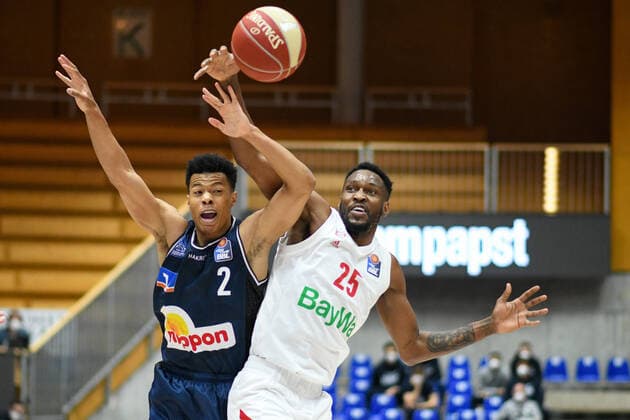 Trae Bell-Haynes (HAKRO Merlins Crailsheim) im Zweikampf mit JaJuan Johnson (FC Bayern Muenchen Basketball), GER, HAKRO Merlins Crailsheim vs. FC Bayern Basketball, 25.05.2021, Play Off Viertelfinale Spiel 4, Basketball Bundesliga, Spielzeit 2020 2021. GER, HAKRO Merlins Crailsheim vs. FC Bayern Basketball, 25.05.2021, Play Off Viertelfinale Spiel 4, Basketball Bundesliga, Spielzeit 2020 2021 Crailsheim Copyright: xEibnerxPressefoto MichaelxMemmlerx EP_MMR