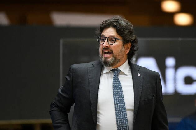 Andrea Trinchieri (FC Bayern Muenchen Basketball) gibt Anweisungen, GER, HAKRO Merlins Crailsheim vs. FC Bayern Basketball, 25.05.2021, Play Off Viertelfinale Spiel 4, Basketball Bundesliga, Spielzeit 2020 2021. GER, HAKRO Merlins Crailsheim vs. FC Bayern Basketball, 25.05.2021, Play Off Viertelfinale Spiel 4, Basketball Bundesliga, Spielzeit 2020 2021 Crailsheim Copyright: xEibnerxPressefoto MichaelxMemmlerx EP_MMR