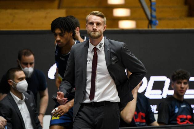 Tuomas Iisalo (HAKRO Merlins Crailsheim) beobachtet das Spiel, GER, HAKRO Merlins Crailsheim vs. FC Bayern Basketball, 25.05.2021, Play Off Viertelfinale Spiel 4, Basketball Bundesliga, Spielzeit 2020 2021. GER, HAKRO Merlins Crailsheim vs. FC Bayern Basketball, 25.05.2021, Play Off Viertelfinale Spiel 4, Basketball Bundesliga, Spielzeit 2020 2021 Crailsheim Copyright: xEibnerxPressefoto MichaelxMemmlerx EP_MMR