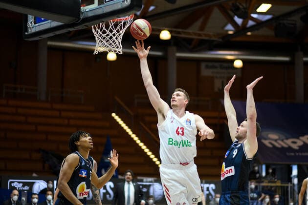 Leon Radosevic (FC Bayern Muenchen Basketball) am Korb, gegen Jeremy Jones (HAKRO Merlins Crailsheim) und Fabian Bleck (HAKRO Merlins Crailsheim), GER, HAKRO Merlins Crailsheim vs. FC Bayern Basketball, 25.05.2021, Play Off Viertelfinale Spiel 4, Basketball Bundesliga, Spielzeit 2020 2021. GER, HAKRO Merlins Crailsheim vs. FC Bayern Basketball, 25.05.2021, Play Off Viertelfinale Spiel 4, Basketball Bundesliga, Spielzeit 2020 2021 Crailsheim Copyright: xEibnerxPressefoto MichaelxMemmlerx EP_MMR