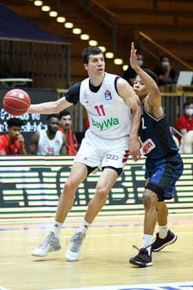 Vladimir Lucic (FC Bayern Muenchen Basketball) im Zweikampf mit Trae Bell-Haynes (HAKRO Merlins Crailsheim), GER, HAKRO Merlins Crailsheim vs. FC Bayern Basketball, 25.05.2021, Play Off Viertelfinale Spiel 4, Basketball Bundesliga, Spielzeit 2020 2021. GER, HAKRO Merlins Crailsheim vs. FC Bayern Basketball, 25.05.2021, Play Off Viertelfinale Spiel 4, Basketball Bundesliga, Spielzeit 2020 2021 Crailsheim Copyright: xEibnerxPressefoto MichaelxMemmlerx EP_MMR