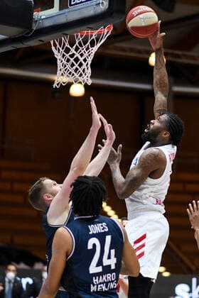 Jalen Reynolds (FC Bayern Muenchen Basketball) am Korb gegen Fabian Bleck (HAKRO Merlins Crailsheim) und Jeremy Jones (HAKRO Merlins Crailsheim), GER, HAKRO Merlins Crailsheim vs. FC Bayern Basketball, 25.05.2021, Play Off Viertelfinale Spiel 4, Basketball Bundesliga, Spielzeit 2020 2021. GER, HAKRO Merlins Crailsheim vs. FC Bayern Basketball, 25.05.2021, Play Off Viertelfinale Spiel 4, Basketball Bundesliga, Spielzeit 2020 2021 Crailsheim Copyright: xEibnerxPressefoto MichaelxMemmlerx EP_MMR