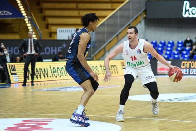 Paul Zipser (FC Bayern Muenchen Basketball) im Zweikampf mit Jeremy Jones (HAKRO Merlins Crailsheim), GER, HAKRO Merlins Crailsheim vs. FC Bayern Basketball, 25.05.2021, Play Off Viertelfinale Spiel 4, Basketball Bundesliga, Spielzeit 2020 2021. GER, HAKRO Merlins Crailsheim vs. FC Bayern Basketball, 25.05.2021, Play Off Viertelfinale Spiel 4, Basketball Bundesliga, Spielzeit 2020 2021 Crailsheim Copyright: xEibnerxPressefoto MichaelxMemmlerx EP_MMR
