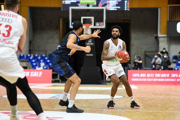 D.J. Seeley (FC Bayern Muenchen Basketball) im Zweikampf mit Elias Lasisi (HAKRO Merlins Crailsheim), GER, HAKRO Merlins Crailsheim vs. FC Bayern Basketball, 25.05.2021, Play Off Viertelfinale Spiel 4, Basketball Bundesliga, Spielzeit 2020 2021. GER, HAKRO Merlins Crailsheim vs. FC Bayern Basketball, 25.05.2021, Play Off Viertelfinale Spiel 4, Basketball Bundesliga, Spielzeit 2020 2021 Crailsheim Copyright: xEibnerxPressefoto MichaelxMemmlerx EP_MMR