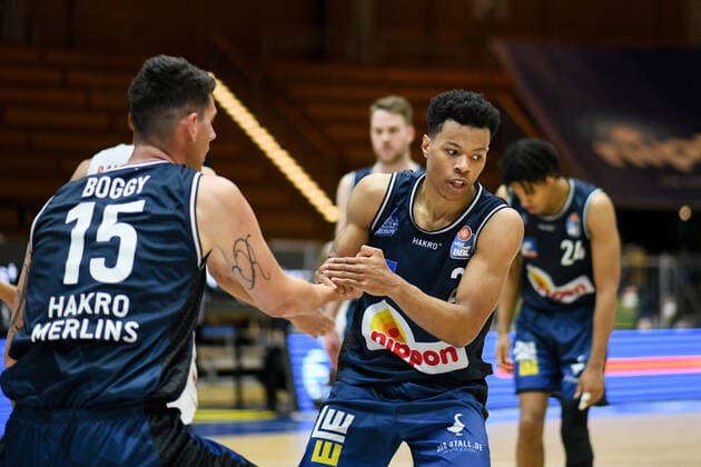 Trae Bell-Haynes (HAKRO Merlins Crailsheim) hilft Bogdan Radosavljevic (HAKRO Merlins Crailsheim) auf die Beine, GER, HAKRO Merlins Crailsheim vs. FC Bayern Basketball, 25.05.2021, Play Off Viertelfinale Spiel 4, Basketball Bundesliga, Spielzeit 2020 2021. GER, HAKRO Merlins Crailsheim vs. FC Bayern Basketball, 25.05.2021, Play Off Viertelfinale Spiel 4, Basketball Bundesliga, Spielzeit 2020 2021 Crailsheim Copyright: xEibnerxPressefoto MichaelxMemmlerx EP_MMR