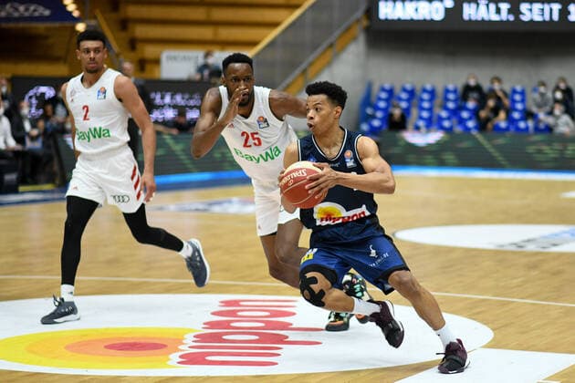 Trae Bell-Haynes (HAKRO Merlins Crailsheim) im Zweikampf mit JaJuan Johnson (FC Bayern Muenchen Basketball), GER, HAKRO Merlins Crailsheim vs. FC Bayern Basketball, 25.05.2021, Play Off Viertelfinale Spiel 4, Basketball Bundesliga, Spielzeit 2020 2021. GER, HAKRO Merlins Crailsheim vs. FC Bayern Basketball, 25.05.2021, Play Off Viertelfinale Spiel 4, Basketball Bundesliga, Spielzeit 2020 2021 Crailsheim Copyright: xEibnerxPressefoto MichaelxMemmlerx EP_MMR