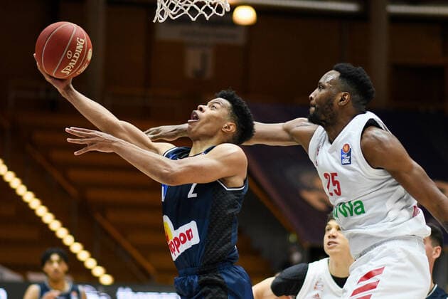 Sport Bilder des Tages Trae Bell-Haynes (HAKRO Merlins Crailsheim) am Korb gegen JaJuan Johnson (FC Bayern Muenchen Basketball), GER, HAKRO Merlins Crailsheim vs. FC Bayern Basketball, 25.05.2021, Play Off Viertelfinale Spiel 4, Basketball Bundesliga, Spielzeit 2020 2021. GER, HAKRO Merlins Crailsheim vs. FC Bayern Basketball, 25.05.2021, Play Off Viertelfinale Spiel 4, Basketball Bundesliga, Spielzeit 2020 2021 Crailsheim Copyright: xEibnerxPressefoto MichaelxMemmlerx EP_MMR