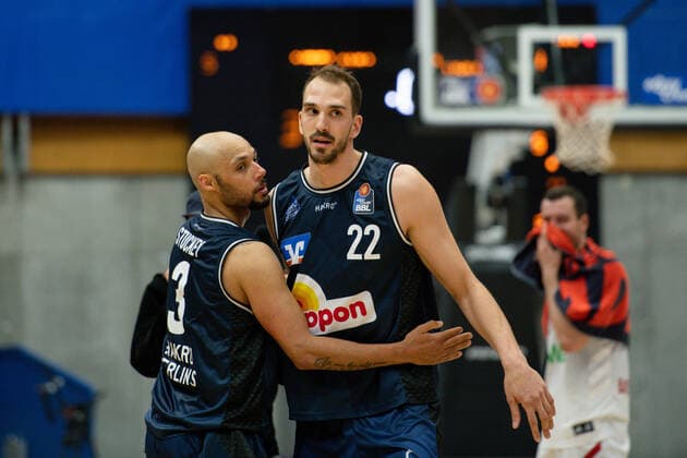 Maurice Stuckey (HAKRO Merlins Crailsheim) und Dejan Kovacevic (HAKRO Merlins Crailsheim) sind enttaeuscht ueber die Niederlage, GER, HAKRO Merlins Crailsheim vs. FC Bayern Basketball, 25.05.2021, Play Off Viertelfinale Spiel 4, Basketball Bundesliga, Spielzeit 2020 2021. GER, HAKRO Merlins Crailsheim vs. FC Bayern Basketball, 25.05.2021, Play Off Viertelfinale Spiel 4, Basketball Bundesliga, Spielzeit 2020 2021 Crailsheim Copyright: xEibnerxPressefoto MichaelxMemmlerx EP_MMR