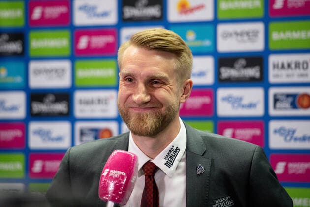 Tuomas Iisalo (HAKRO Merlins Crailsheim) lacht bei seinem letzten Interview als Trainer der Merlins Crailsheim, GER, HAKRO Merlins Crailsheim vs. FC Bayern Basketball, 25.05.2021, Play Off Viertelfinale Spiel 4, Basketball Bundesliga, Spielzeit 2020 2021. GER, HAKRO Merlins Crailsheim vs. FC Bayern Basketball, 25.05.2021, Play Off Viertelfinale Spiel 4, Basketball Bundesliga, Spielzeit 2020 2021 Crailsheim Copyright: xEibnerxPressefoto MichaelxMemmlerx EP_MMR
