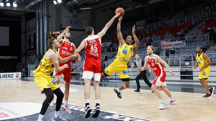25.05.2021, Basketball, BBL 2020 2021, Playoffs - Viertelfinale, 4. Spiel, Brose Bamberg - MHP RIESEN Ludwigsburg, GER, Bamberg, Brose Arena, v. li. David Kravish (Brose Bamberg) und Barry Brown Jr. (MHP RIESEN) Copyright: HMBxMedia xHeikoxBecker