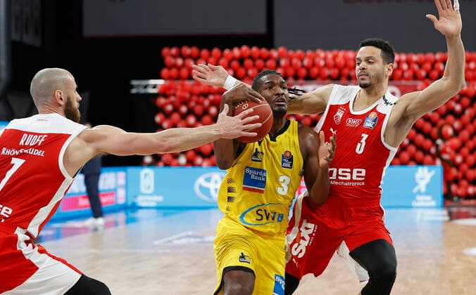 25.05.2021, Basketball, BBL 2020 2021, Playoffs - Viertelfinale, 4. Spiel, Brose Bamberg - MHP RIESEN Ludwigsburg, GER, Bamberg, Brose Arena, v. li. Alex Ruhoff (Brose Bamberg) , Jaleen Smith (MHP RIESEN) und Dominic Lockhart (Brose Bamberg) Copyright: HMBxMedia xHeikoxBecker